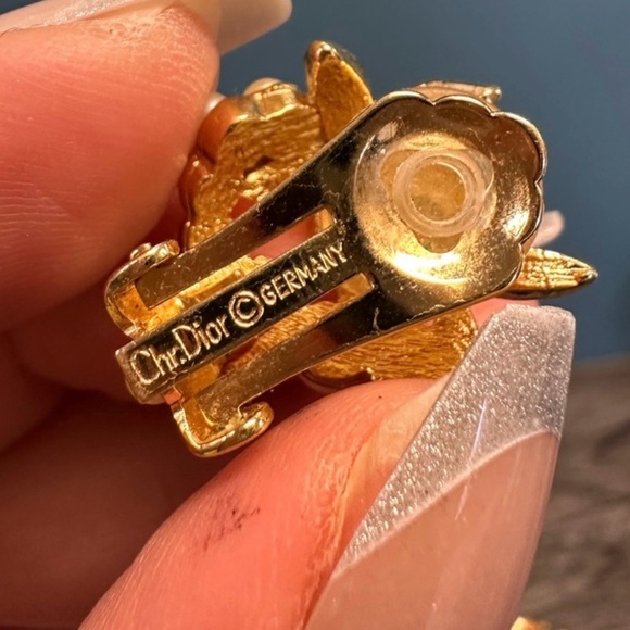 DIOR Vintage clip on earrings (missing 2 pearls) - Picture 7 of 7